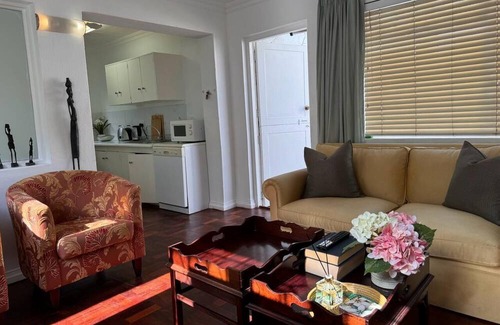 Greater Johannesburg Metropolitan Area Cottage | Cozy Flatlet in the heart of Bryanston with Backup power, Wi-Fi and Netflix