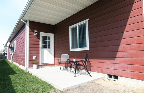 Evergreen Apartment | Centrally Located Townhouse w Garage