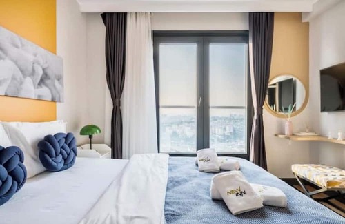 Kagithane Apartment | Zen - 1BD Apt w/ City Views & Balcony