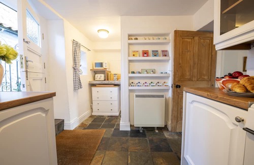 Richmond Cottage | Thimble Cottage is a traditional one bedroom property with many original features