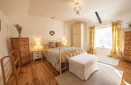 Richmond Cottage | Thimble Cottage is a traditional one bedroom property with many original features