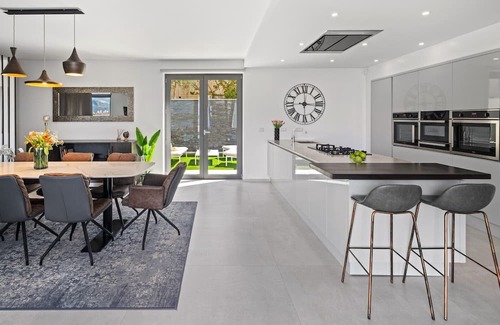 Podstrana Villa | Large private estate 700 feet from the beach featuring a 36 sqm heated private pool, 5 cozy en suite bedrooms, seven bathrooms, and 3 separate kitchen areas