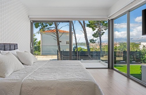 Podstrana Villa | Large private estate 700 feet from the beach featuring a 36 sqm heated private pool, 5 cozy en suite bedrooms, seven bathrooms, and 3 separate kitchen areas