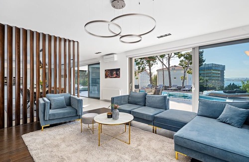Podstrana Villa | Large private estate 700 feet from the beach featuring a 36 sqm heated private pool, 5 cozy en suite bedrooms, seven bathrooms, and 3 separate kitchen areas