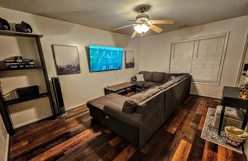 Jacksonville House | Luxurious Townhome by Camp Lejeune/Mall