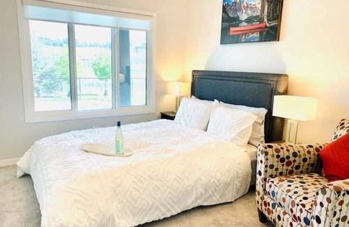 Keith Apartment | Scenic Waterfront Guest Suite, near Banff & Ski