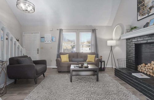 Overland Park House | Comfy 2-Story Duplex | Perfect for Large Groups