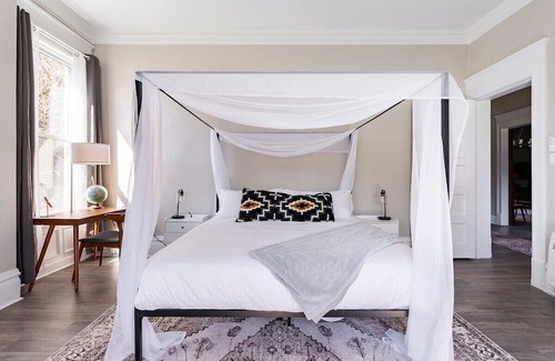 Washington Apartment | King Beds | On W&J Campus | Social Media Ready Art