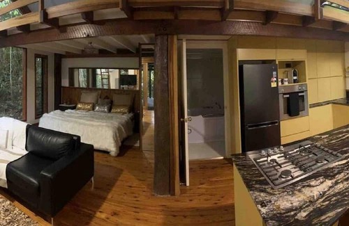 Malanda Cabin | Figtree Getaway Tree house Spa cabin king bedroom plus loft 2 bedroom