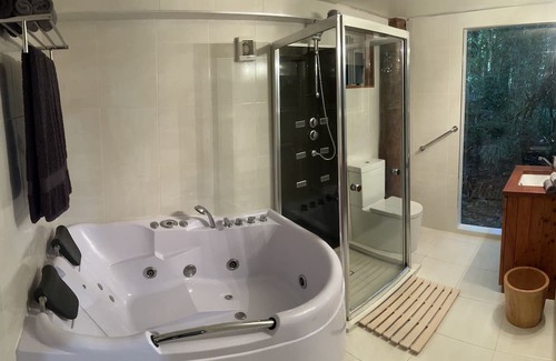 Malanda Cabin | Figtree Getaway Tree house Spa cabin king bedroom plus loft 2 bedroom