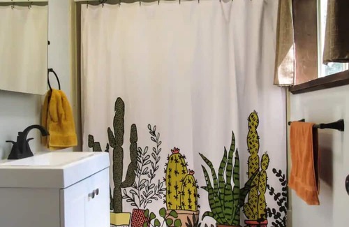 Montrose Cabin | Charming cabin with creek, fire pit. Pet friendly! Walkable to Salt Springs Prk