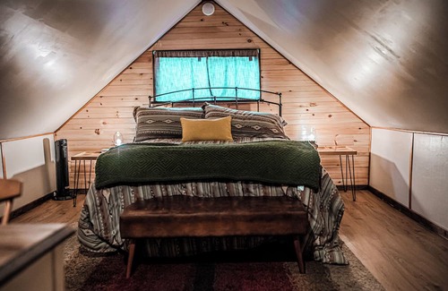 Montrose Cabin | Charming cabin with creek, fire pit. Pet friendly! Walkable to Salt Springs Prk