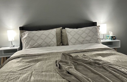 Elkhart Apartment | Cozy Modern1-bedroom apartment in enchanting Elkhart with AC, WiFi, Riverview