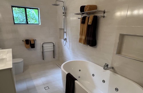 Malanda Cabin | Figtree Getaway - Fireplace cabin 3 bedroom fully self contained with spa