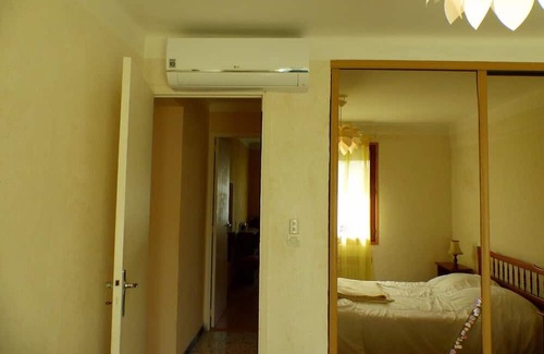 Six-Fours-les-Plages Apartment | Spacious family nest, a stone's throw from the sea