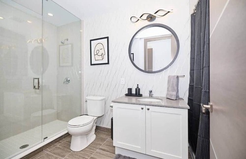 Niagara Falls Apartment | The Eclipse Penthouse- Skyline/Fallsview 90 + day min
