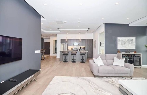Niagara Falls Apartment | The Eclipse Penthouse- Skyline/Fallsview 90 + day min