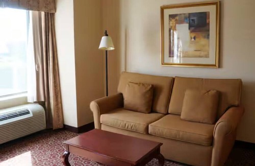 Kingman House | Indulge in Comfort: Kingman Stay w/ Pool, Gym, Free Parking & Close to Downtown