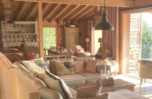Caux House | Stunning private villa with WIFI, TV, terrace, pets allowed, panoramic view and parking