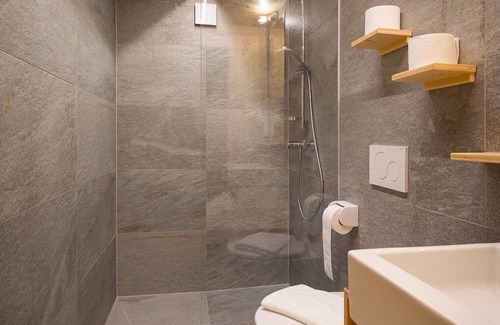 Ossiach Villa | Lovely apartment in villa for 4 guests with WIFI, TV, patio and parking
