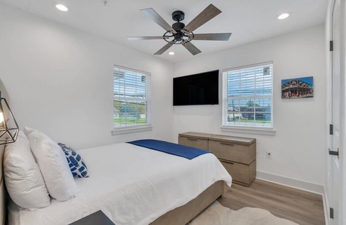 Tulane - Gravier House | Modern Comfort in NOLA: 3BR, 2BA Mid-City - Close to Downtown