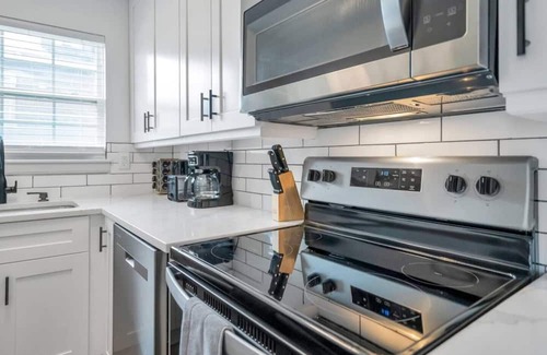Tulane - Gravier House | Modern Comfort in NOLA: 3BR, 2BA Mid-City - Close to Downtown