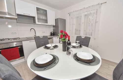 Maslenica House | Stunning private villa for 10 people with A/C, private pool, WIFI, TV, terrace and parking