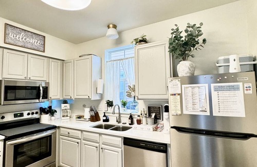 Ocean Springs Cottage | Stylish cottage on Gov’t St., near beach & downtown Ocean Springs w/Golf Cart!