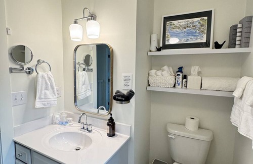 Ocean Springs Cottage | Stylish cottage on Gov’t St., near beach & downtown Ocean Springs w/Golf Cart!