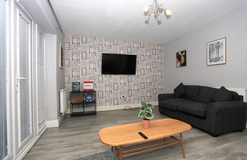 Peterborough House | Beautiful 5 Bed Detached House - Sleeps 9