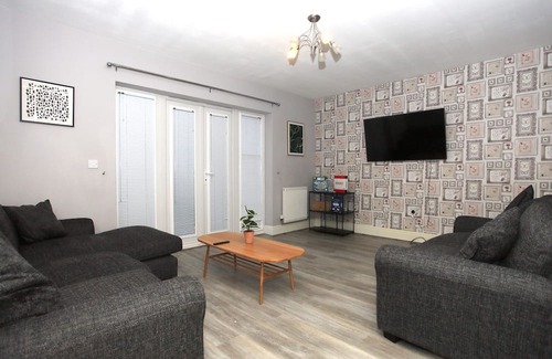 Peterborough House | Beautiful 5 Bed Detached House - Sleeps 9