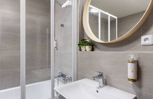 Prague 13 Apartment | Japandi Homestay for 4-Alfa Rezidence-MetroB Luka