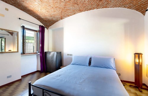 Borgo Ticino House | Holiday Home 'La Casetta Di Gianni' with Private Terrace, Wi-Fi and Air Conditioning