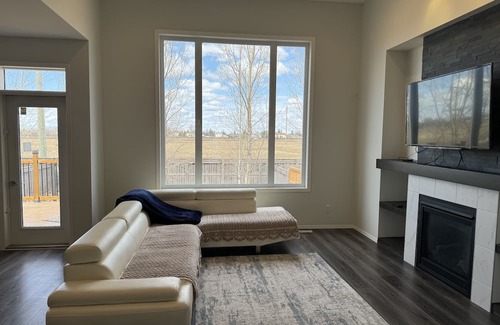 Fort Gary House | Spacious yet cozy bridgewater lakes home surrounded by green space!