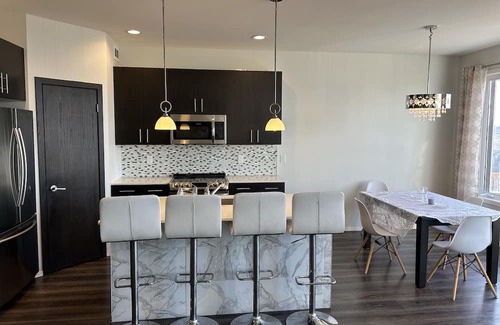 Fort Gary House | Spacious yet cozy bridgewater lakes home surrounded by green space!