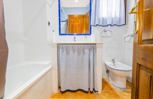 Zafarraya Cottage | Cubo's La Casa de Tita Elvira 12 PAX / community pool / adapted bathroom