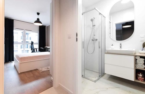 Czyzyny Apartment | Modern Apartment I Smart TV I Parking I Working Desk