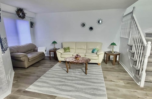 Industrial Park House | 10 mn from Airport Peaceful & Bright home