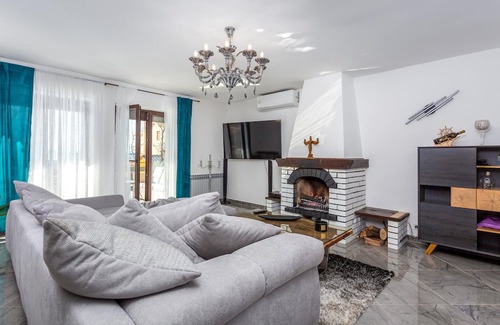 Smrika House | Enjoy your stay in this spacious and stylish house with pool and sea view.