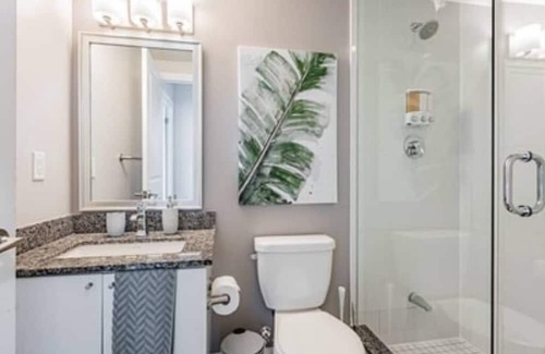 Hurontario Condo | ELEGANT 2BR-2BATH, BALCONY, PARKING, CITY VIEW