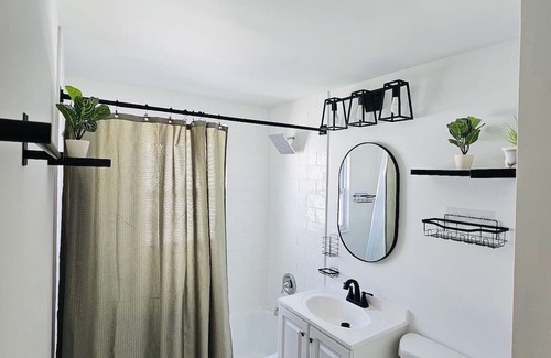 Norwood Park East Apartment | Private apartment in desirable Norwood/Edison Park Chicago. Near Ohare Airport.