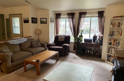 Lacey House | Cozy 3-bedroom house in enchanting Olympia with WiFi, fitness room