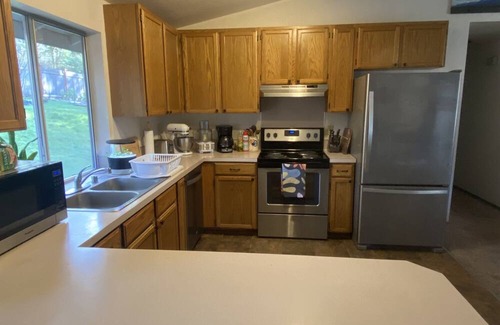 Lacey House | Cozy 3-bedroom house in enchanting Olympia with WiFi, fitness room