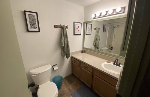 Lacey House | Cozy 3-bedroom house in enchanting Olympia with WiFi, fitness room