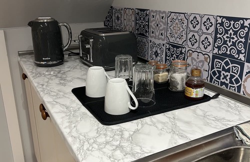 Llantarnam Apartment | Rural idle yet so connected to surrounding leisure activities and city life. Wow