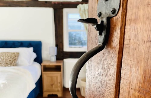 Whitbourne Cottage | Log Burner and Beamed Ceilings-King size Bed