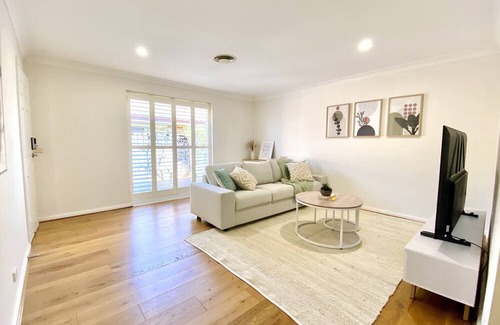 Ryde Villa | Cosy 3BR House with Garden, 7 mins drive to Macquarie Centre, 5 stars on AirB&B