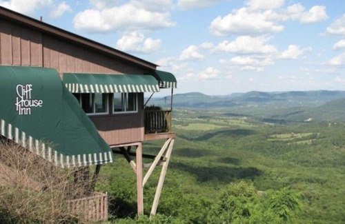 Jasper Cabin | Cozy one bedroom cabin in the heart of the Ozark’s. Close to the Buffalo River❤️
