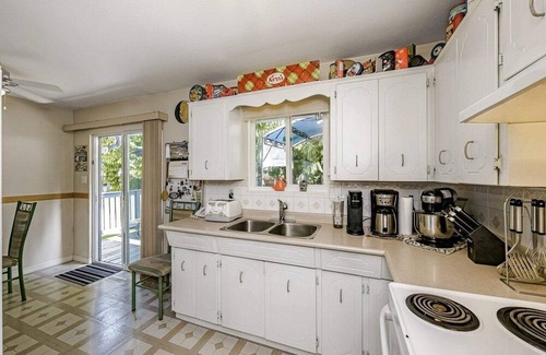 Cloverdale House | Spacious & Beautiful Room- Large Window & Fully Carpeted- in a Great Location