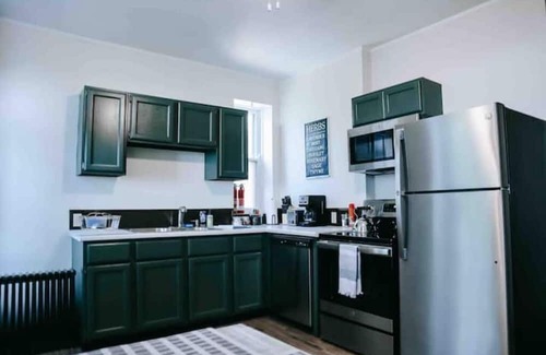 CUF House | New to VRBO, NOT new to Hosting! 5 Star Rated! Historic Central Home w/ a View